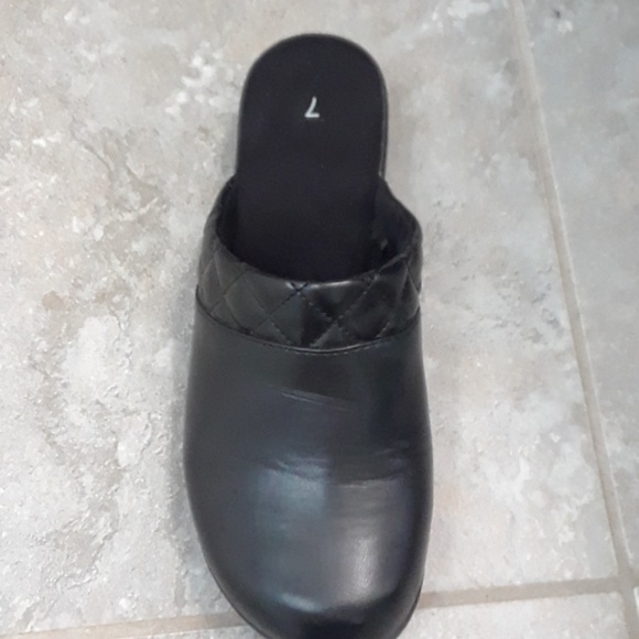 Clogs - Picture 2 of 3